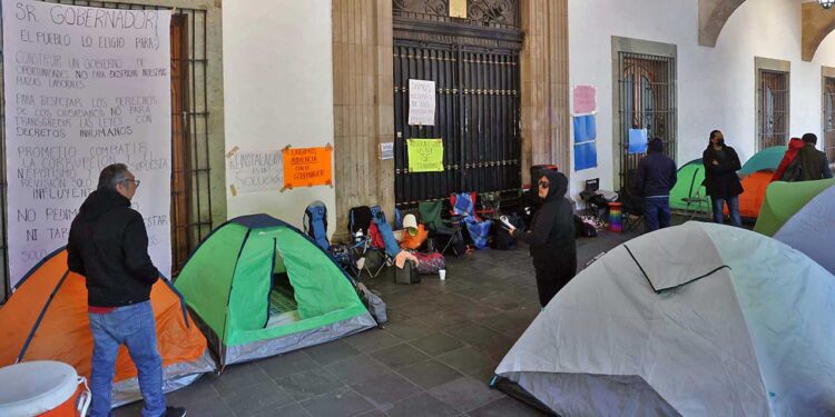 Foto: Luis Alberto Cruz // Bloquean los accesos al Palacio de Gobierno.