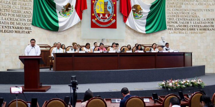 Foto: cortesía // El titular de la Secretaría de Administración, Noel Hernández Rito compareció ante legisladores. Dijo que se investiga la venta de plazas laborales irregulares.
