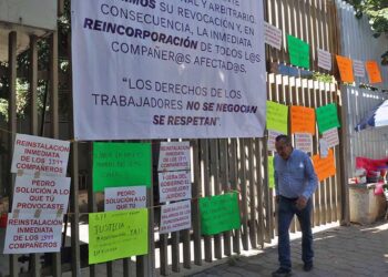 Foto: Luis Alberto Cruz // Con mantas y cartulinas en los accesos, protestan trabajadores de la JLCA.
