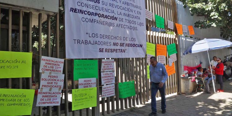 Foto: Luis Alberto Cruz // Con mantas y cartulinas en los accesos, protestan trabajadores de la JLCA.