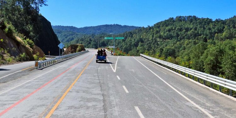 Fotos: Adrián Gaytán // Con un avance del 95%, prevén para el 25 de enero la inauguración de la súper carretera Mitla-Tehuantepec.