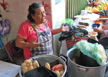 Foto: Adrián Gaytán // Doña Catalina ofrece el manjar en el mercado Sánchez Pascuas.