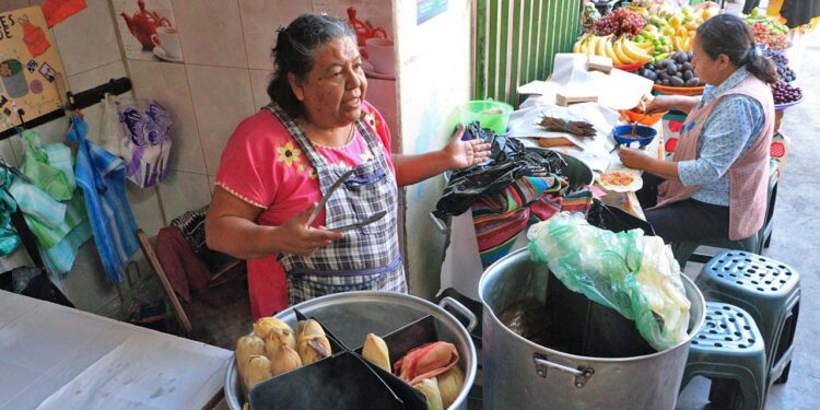 Foto: Adrián Gaytán // Doña Catalina ofrece el manjar en el mercado Sánchez Pascuas.