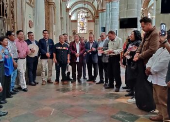 Foto: Lisbeth Mejía Reyes // Compositores oaxaqueños asisten a la misa en su honor en la catedral de Oaxaca.