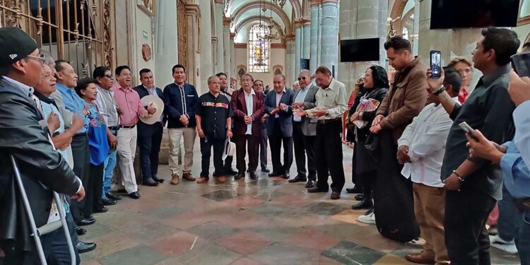 Foto: Lisbeth Mejía Reyes // Compositores oaxaqueños asisten a la misa en su honor en la catedral de Oaxaca.