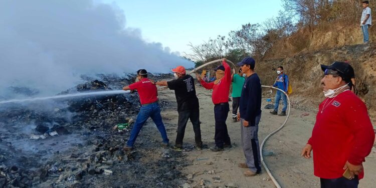 Controlan incendio en el relleno sanitario de Pochutla