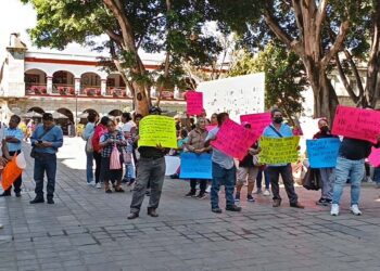 Foto: Lisbeth Mejía Reyes // Decenas de ejidatarios protestaron por algunos minutos en el zócalo capitalino en espera de atención.