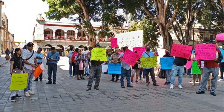 Foto: Lisbeth Mejía Reyes // Decenas de ejidatarios protestaron por algunos minutos en el zócalo capitalino en espera de atención.