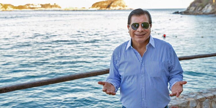 Disfrutando de un paseo en la Playa Manzanilla en Bahías de Huatulco su servidor Lucio Gopar.
