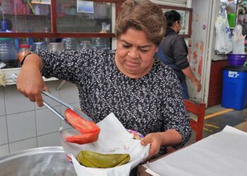 Foto: Adrián Gaytán // Doña José, experimentada tamalera sabe que las condiciones climáticas afectan insumos para elaborar tamales.