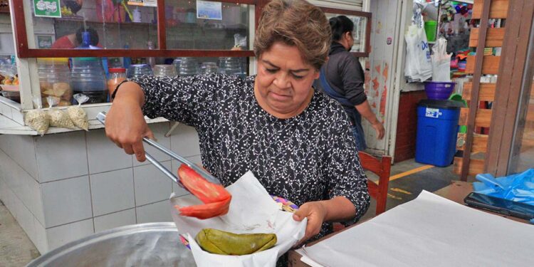 Foto: Adrián Gaytán // Doña José, experimentada tamalera sabe que las condiciones climáticas afectan insumos para elaborar tamales.