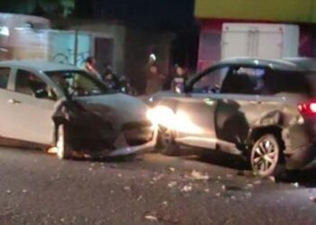 El accidente dejó daños materiales y dos personas lesionadas.