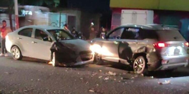 El accidente dejó daños materiales y dos personas lesionadas.