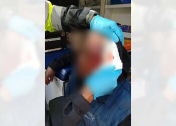El adulto mayor fue atendido por los paramédicos.
