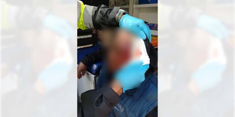 El adulto mayor fue atendido por los paramédicos.