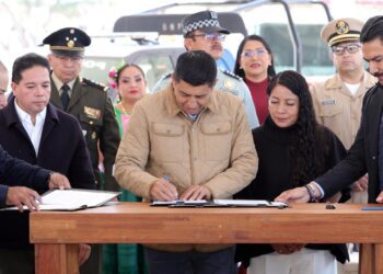 Foto: cortesía // El gobernador Salomón Jara Cruz y autoridades municipales ponen en marcha el despliegue coordinado de seguridad y atención a las causas de la violencia en Oaxaca de Juárez, Santa Lucía del Camino y Santa Cruz Xoxocotlán.