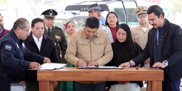 Foto: cortesía // El gobernador Salomón Jara Cruz y autoridades municipales ponen en marcha el despliegue coordinado de seguridad y atención a las causas de la violencia en Oaxaca de Juárez, Santa Lucía del Camino y Santa Cruz Xoxocotlán.