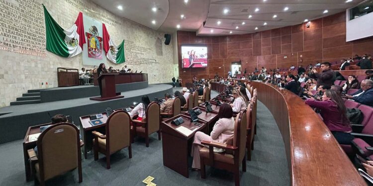 Foto: Adrián Gaytán // El grupo parlamentario de Morena presenta iniciativa para subir a 10% el porcentaje de votos para acceder a financiamiento público.
