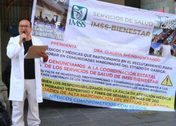 Foto: Adrián Gaytán // El médico Alejandro Saavedra mantienen su plantón en Palacio de Gobierno y exige una auditoría a la Coordinación estatal del IMSS Bienestar.