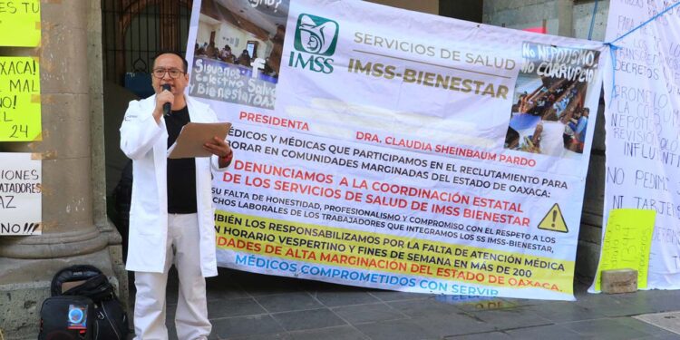 Foto: Adrián Gaytán // El médico Alejandro Saavedra mantienen su plantón en Palacio de Gobierno y exige una auditoría a la Coordinación estatal del IMSS Bienestar.
