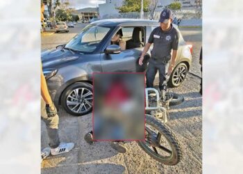 El motociclista se impactó en el costado del vehículo, que presuntamente le cortó la circulación.