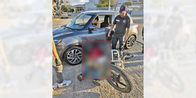 El motociclista se impactó en el costado del vehículo, que presuntamente le cortó la circulación.
