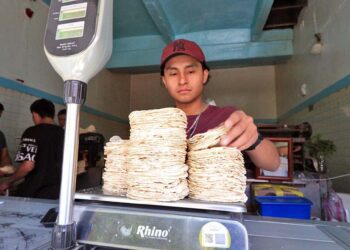 Foto: Adrián Gaytán // El precio de la tortilla ha aumentado de dos a cuatro pesos, dependiendo la zona.