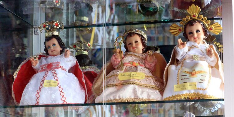 Foto: Adrián Gaytán // El precio de los vestidos para el Niño Dios va de los 100 a los 509 pesos, según el tamaño.
