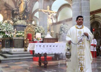 Foto: Adrián Gaytán // El presbítero Alejandro Rodríguez durante su homilía en Catedral.