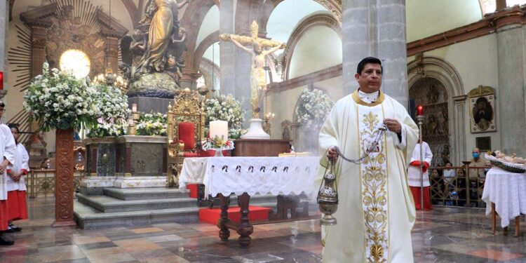 Foto: Adrián Gaytán // El presbítero Alejandro Rodríguez durante su homilía en Catedral.