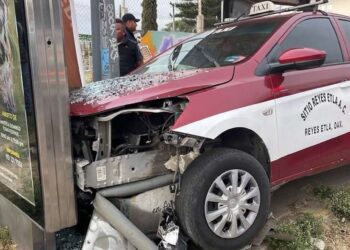 El taxi quedó incrustado en la parada.
