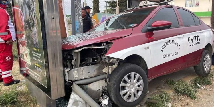 El taxi quedó incrustado en la parada.