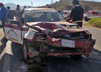 El taxi quedó con múltiples daños en la parte frontal.