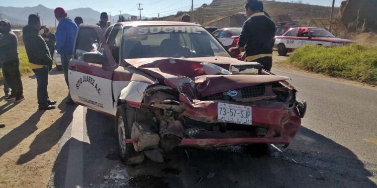 El taxi quedó con múltiples daños en la parte frontal.