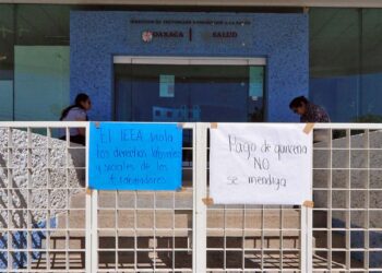 Foto: Adrián Gaytán // Empleados del IEEA bloquean calles y toman las oficinas centrales, en demanda del pago de la primera quincena de enero.