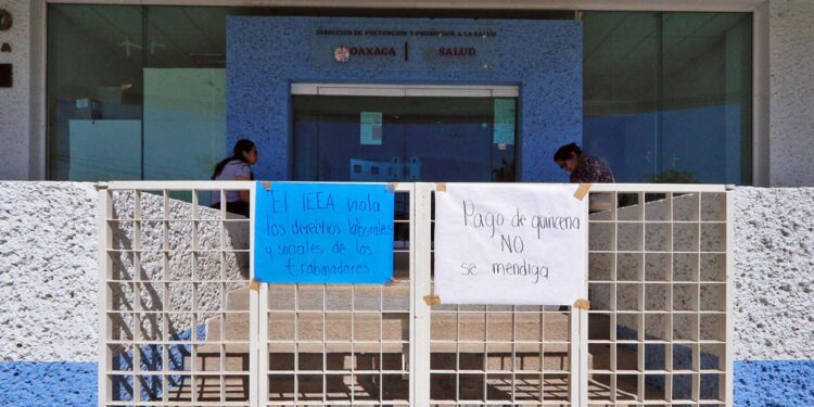 Foto: Adrián Gaytán // Empleados del IEEA bloquean calles y toman las oficinas centrales, en demanda del pago de la primera quincena de enero.