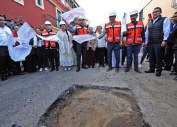 Foto: Luis Alberto Cruz // En la Tercera Privada de Independencia, autoridades estatales y municipales dieron el banderazo de arranque del programa de bacheo “Tache al Bache”.