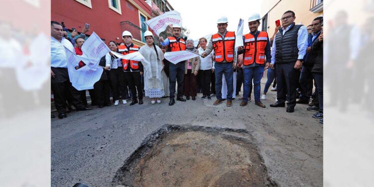 Foto: Luis Alberto Cruz // En la Tercera Privada de Independencia, autoridades estatales y municipales dieron el banderazo de arranque del programa de bacheo “Tache al Bache”.