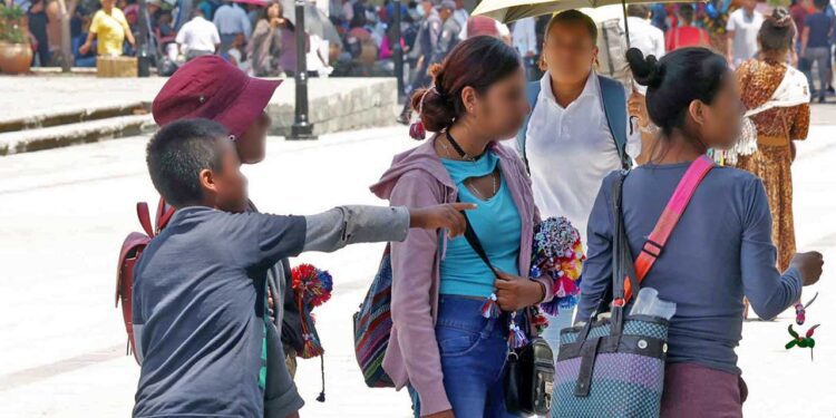 Foto: Luis Alberto Cruz // En Oaxaca, al menos 48 mil menores de edad se emplean en diversas unidades económicas, o se dedican al comercio callejero.