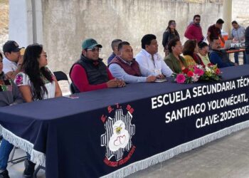 Estudiantes, maestros y autoridades dieron el banderazo de inicio de esta obra en Yolomécatl.