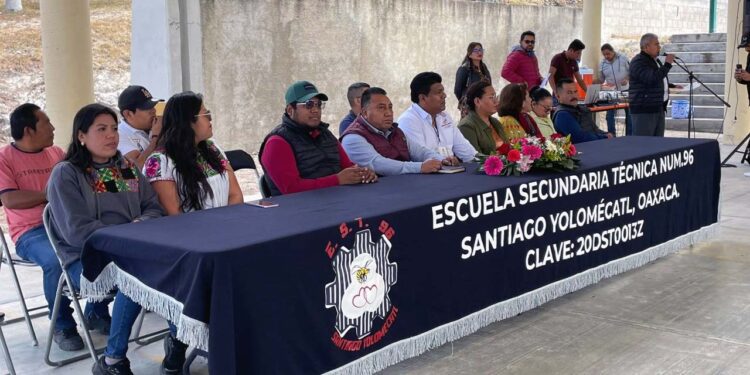 Estudiantes, maestros y autoridades dieron el banderazo de inicio de esta obra en Yolomécatl.