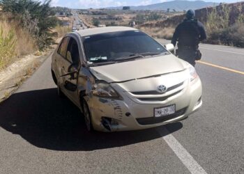 El automóvil tipo Yaris chocó con una motocicleta Veloci tripulada por dos personas.