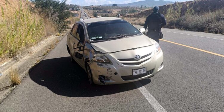 El automóvil tipo Yaris chocó con una motocicleta Veloci tripulada por dos personas.