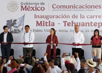 Foto: Luis Alberto Cruz // El corte simbólico del listón para inaugurar la nueva vía.