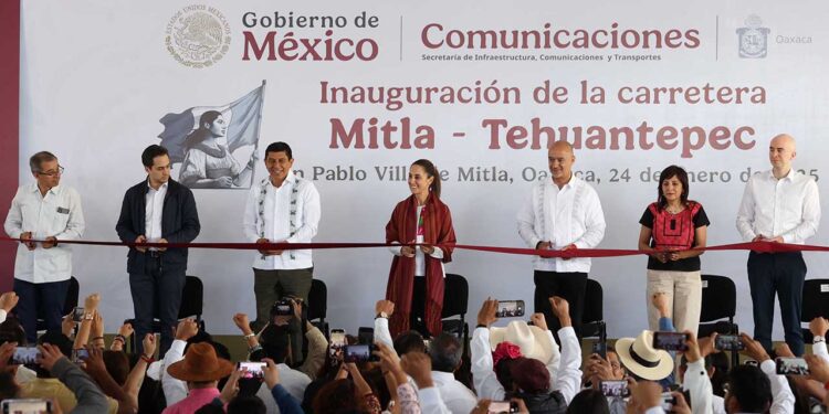 Foto: Luis Alberto Cruz // El corte simbólico del listón para inaugurar la nueva vía.