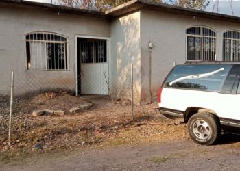 El cuerpo del hombre de aproximadamente 38 años se encontraba muerto dentro de un domicilio.