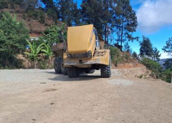 El cuerpo se encontraba dentro de un vehículo abandonado.