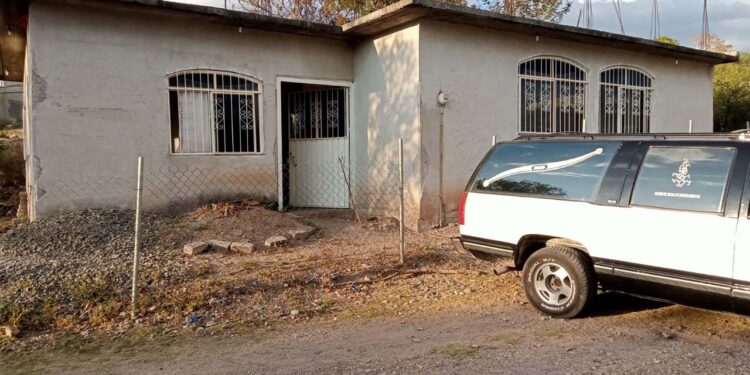 El cuerpo del hombre de aproximadamente 38 años se encontraba muerto dentro de un domicilio.