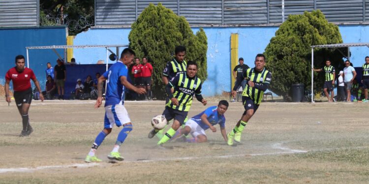 Fotos: Leobardo García Reyes // El fin de semana arrancaron las acciones del futbol de Veteranos.