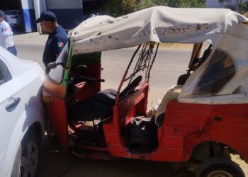 El incidente involucró tres vehículos: una camioneta, una motocicleta tipo mototaxi y un automóvil.
